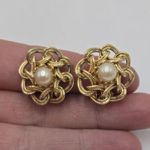 Vintage Hobe Gold Tone Chain Faux Pearl Flower Clip Earrings 1” Round - Picture 1 of 5